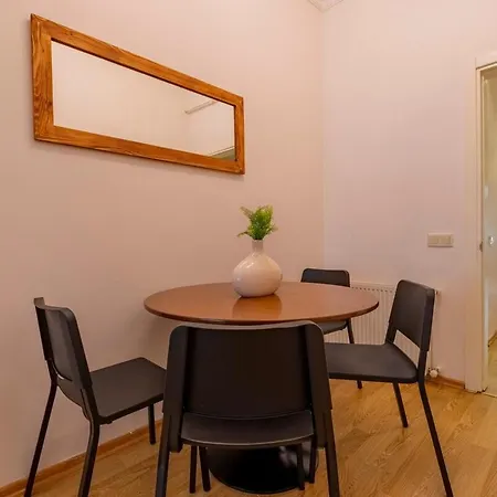 דירה 3-bedroom With High Ceilings