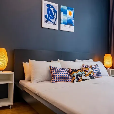 3-bedroom With High Ceilings Apartment *